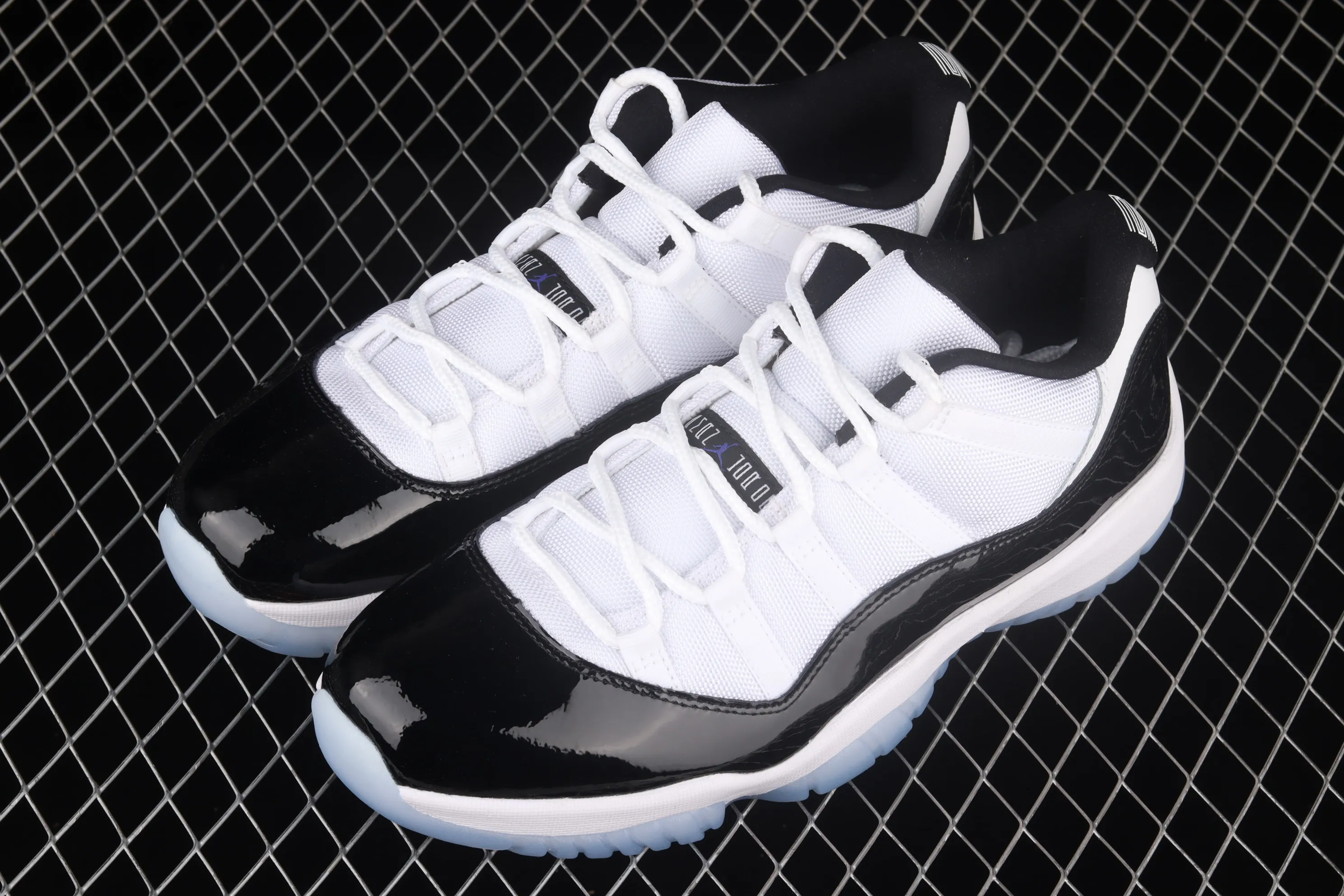All Categories Air Jordan Jordan Series Basketball Shoes Air Jordan 11 Pure Original Version Air Jordan 11 Low "Concord" AJ11 Concord White Black Original Label Real Carbon Fiber Low-top Basketball Shoes 528895-153